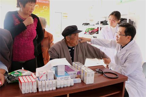 10.17,市妇联健康直通车零距离服务困难群众