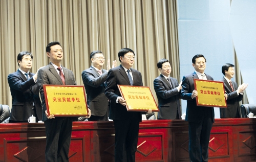 全市创建全国文明城市总结表彰大会隆重召开