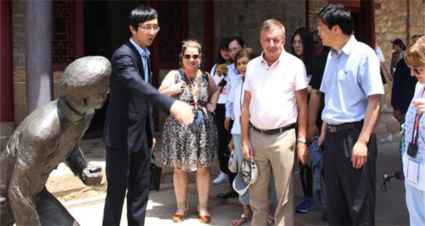 威海市迎世界老年旅游大会考察团并举办推介活