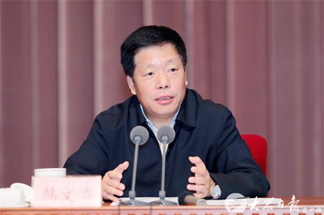 室分管日常工作的副主任韩文秀作宣讲报告,省委书记刘家义主持报告会