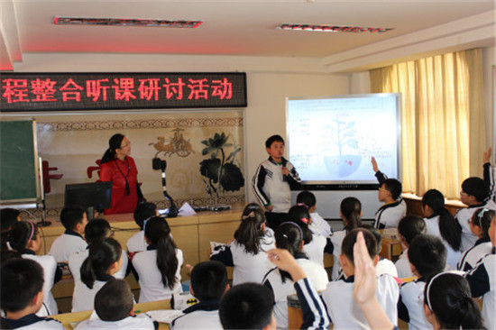 市初中生物名家工作室开展课程整合听课研讨活