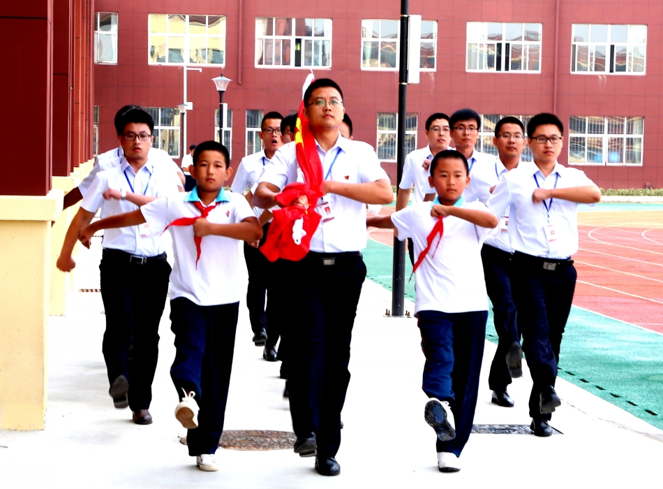 市领导与师生同上开学第一课