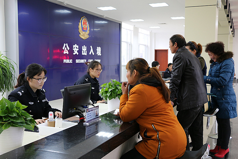 临港区分局出入境接待大厅昨起可办护照