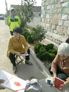 威海仲裁委员会秘书处开展扶贫日活动