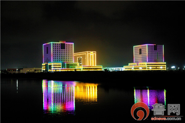 南海公园夜景 夜幕下的香水河大桥 夜幕降临,华灯初上。在夜色中盛放的威海南海新区,流光溢彩,五光十色,美得一塌糊涂,越来越沁入人心。 蓝湖公园彩虹桥 璀璨的城市夜景,不但是城市风貌的重要组成部分,也展现着一座城市更加旺盛的活力。随着夜幕降临,城市的活力被各式各样灯光所点燃,整个城市成了灯的海洋,光的世界,夜晚的精彩与迷人就这样静谧的开启。 南海新区汽车站 威海南海新区在开发建设过程中,公共基础设施不断完善,建设了南海公园、观海公园、蓝湖公园、香水河公园等,并实施了夜景亮化工程,根据不同