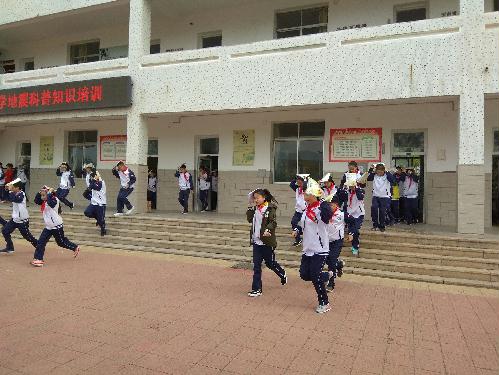 古寨中学开展安全疏散演练和地震科普知识培训