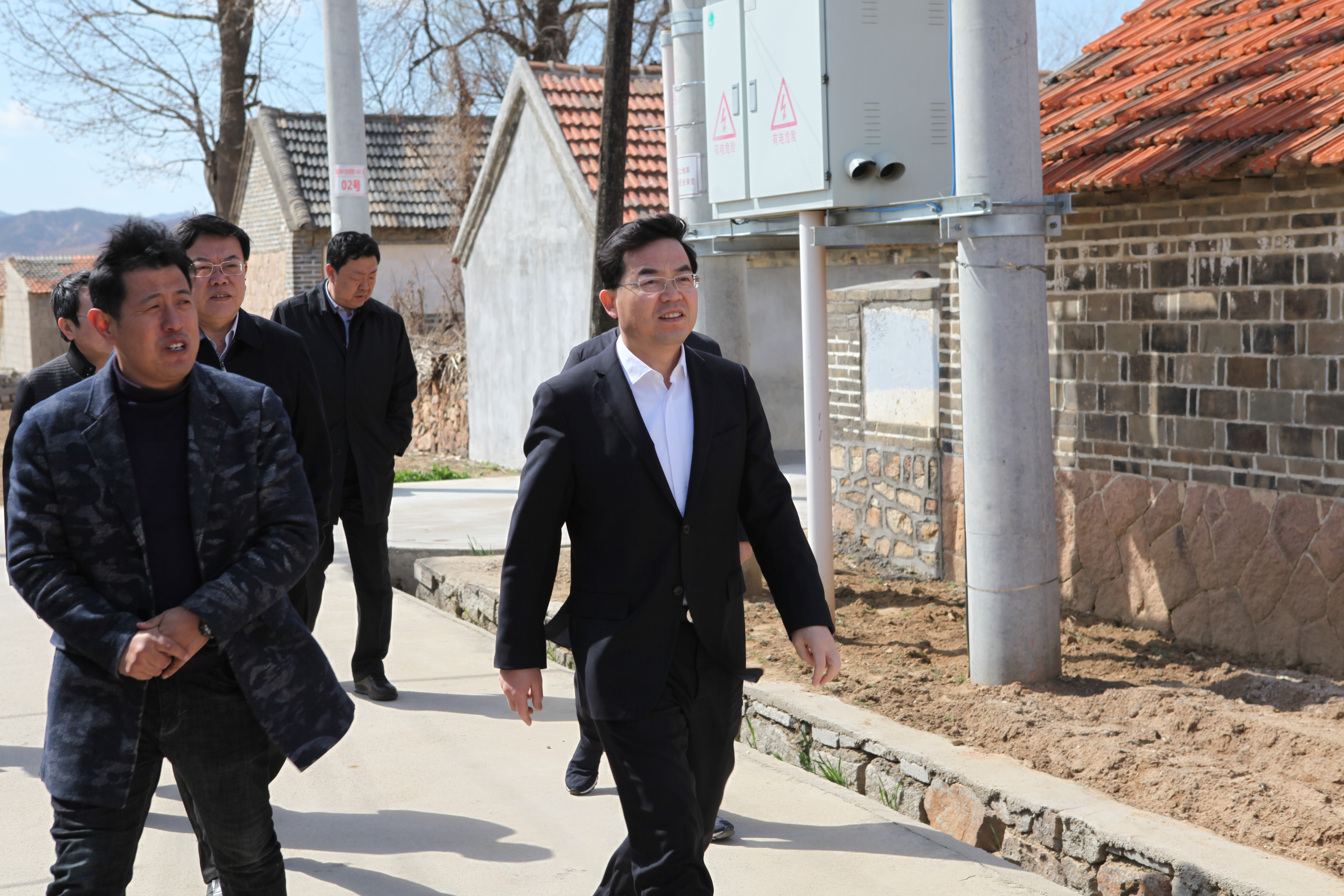 张海波一行来到乳山市冯家镇南泥沟村,深入田间地头了解扶贫产业基地