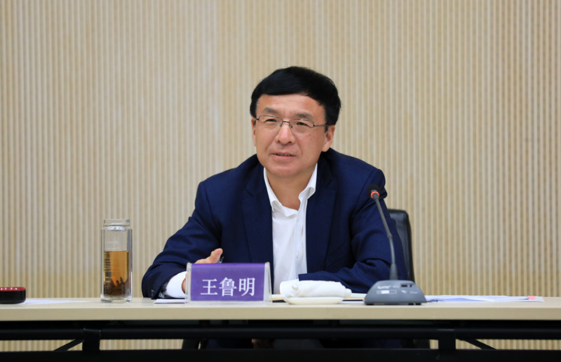 王鲁明在主持召开金融工作现场会时强调提升服务能力防范化解风险全力