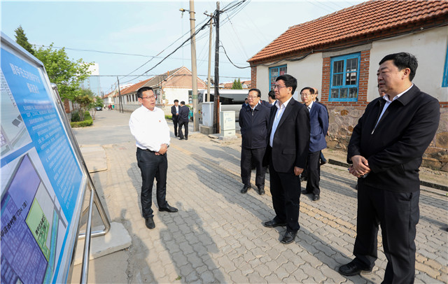 王鲁明还到海阳所镇海阳所村,城区街道腾甲庄村,大孤山镇东林家村进行