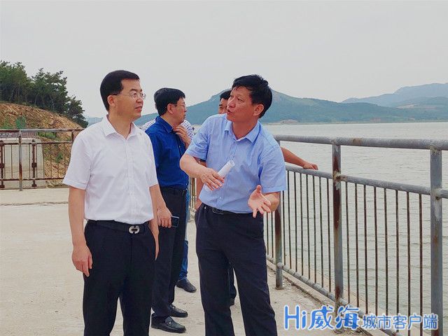 张海波一行先后来到文登区界石镇刘大庄村,葛家镇大英村等地,查看饮水