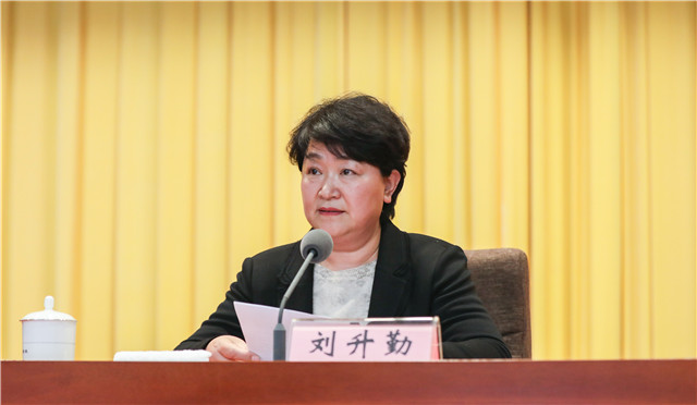 刘升勤强调,广大党员干部要在学深悟透上下功夫,持之以恒加强学习研究