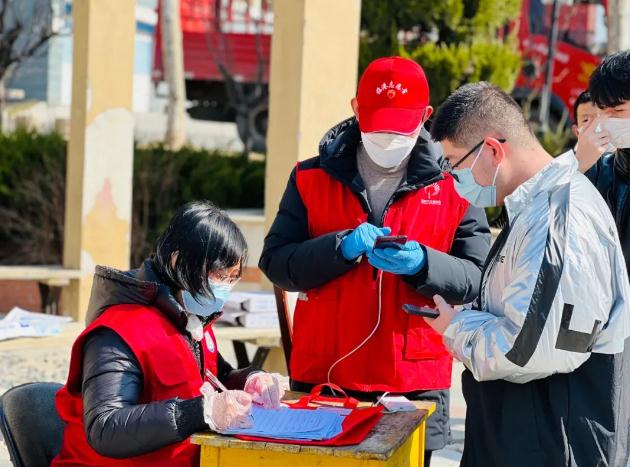 爱在威海同心抗疫一群红马甲守护一座城