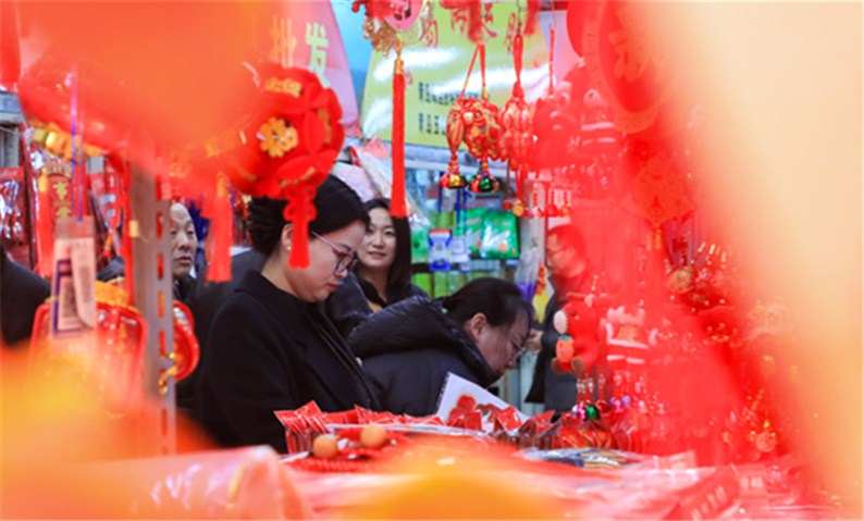 在威海，新年饰品正热销