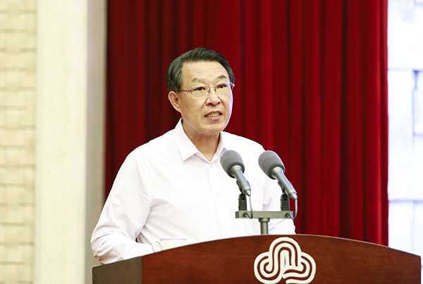 区党工委书记,管委会主任刘伟在大会上发言