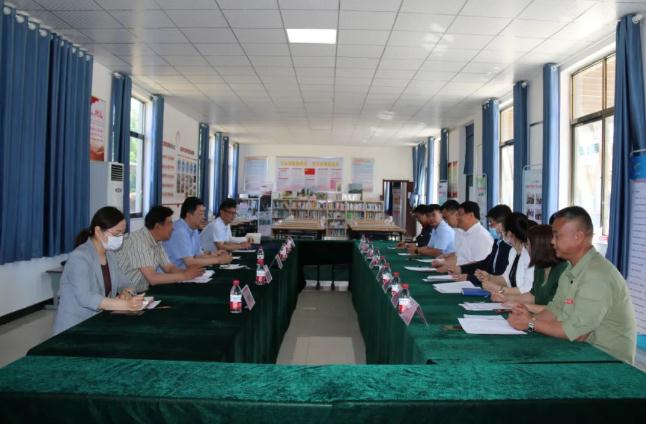 在山马刘村,周兵一行详细了解帮扶村党的建设,集体经济发展,基层治理