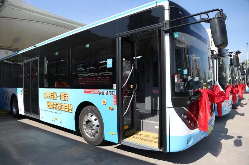 车身印有"中华民族一家亲 同心共筑中国梦"宣传标语,融入红石榴标