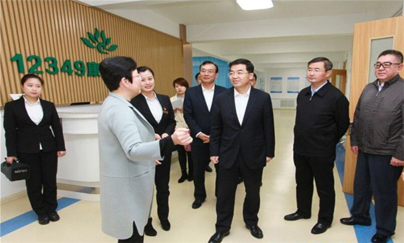 市委副书记,市长张海波以普通人大代表的身份,到原选举单位环翠区走访