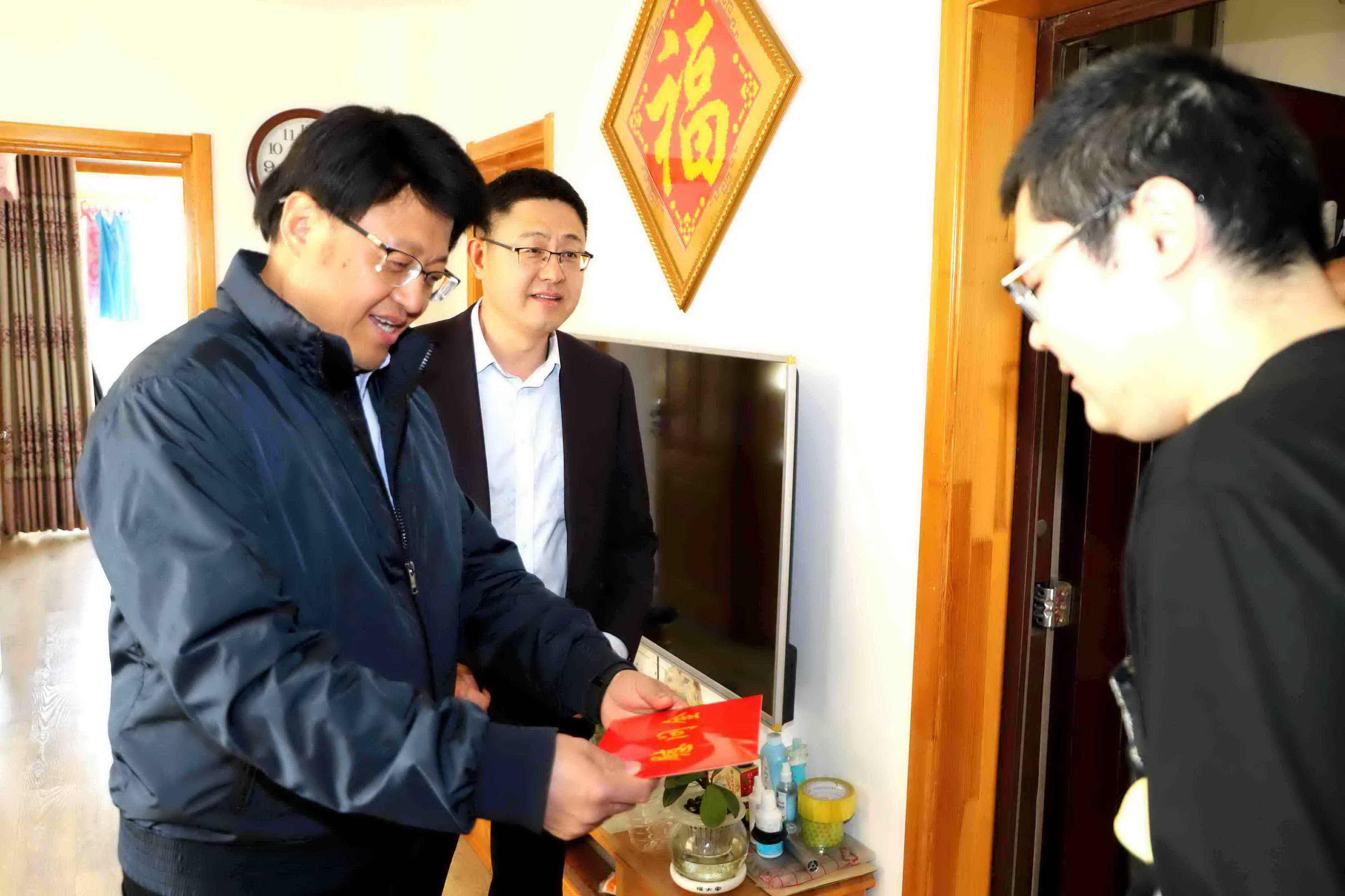 001威海国际公司向患者发放救助金.jpg