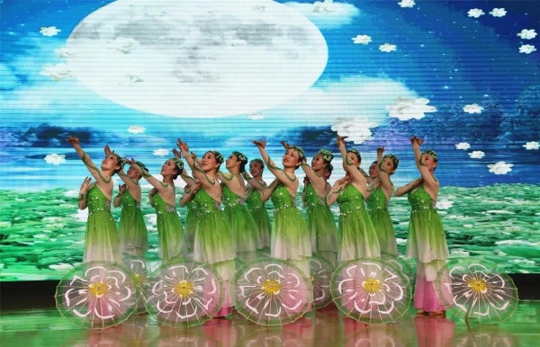 舞蹈《盛世花开》,小品《家庭法庭》,歌曲《烛光里的妈妈》和合唱